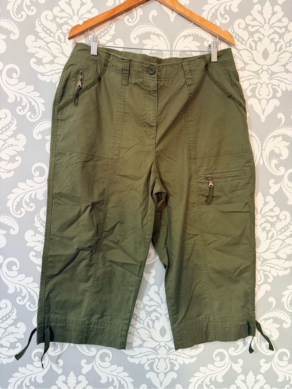 🌿4/$25 • Allison Daley Olive Green Women’s Cargo Capris